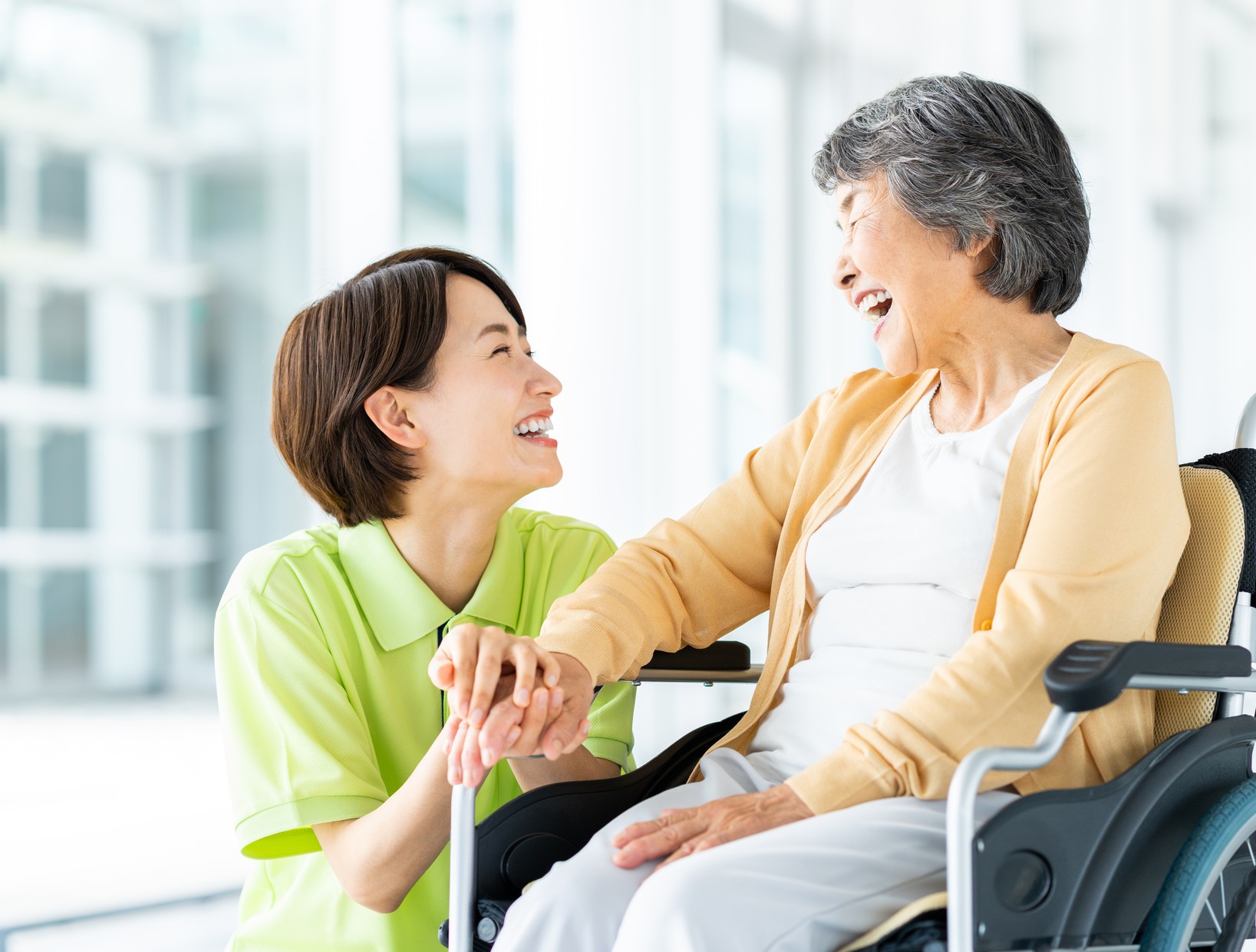 介護職員が利用者さんに寄り添う様子